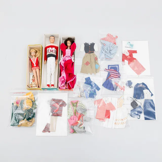 MATTEL INC. "Barbie Bubble Cut", "Ken", "Skipper" med kläder och tillbehör, 1960-tal.