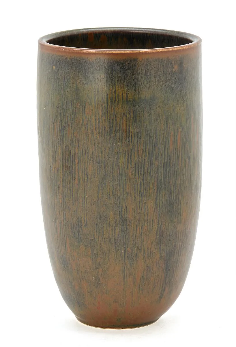 Tall stoneware vase decorated with dark brown glaze. Signed Sonne. Made and marked by Saxbo, 1950–1968. H. 21 cm. Diam. 12 cm. — Modern Decorative Art — Bruun Rasmussen