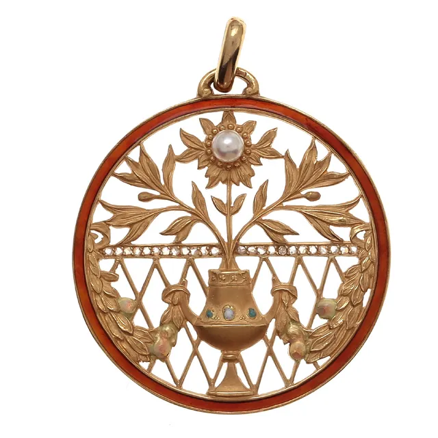 “Noucentista” floral pendant in gold, circa 1925.
