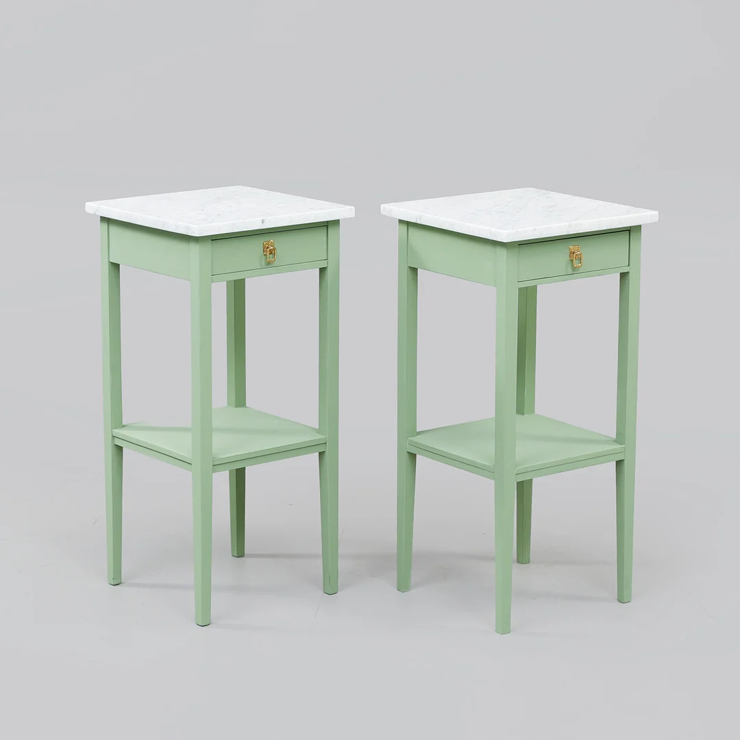 SÄNGBORD, ett par, omkring sekelskiftet 1900. — Tables — Göteborgs Auktionsverk
