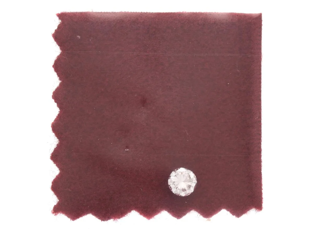DIAMANT, briljantslipad, 0,43 ct, River(E)/IF, Diamexpertise certifikat 7252 från 1976, förseglad i plastficka, nagg på vid kuletten. — Ädelstenar/Diamanter — Kaplans