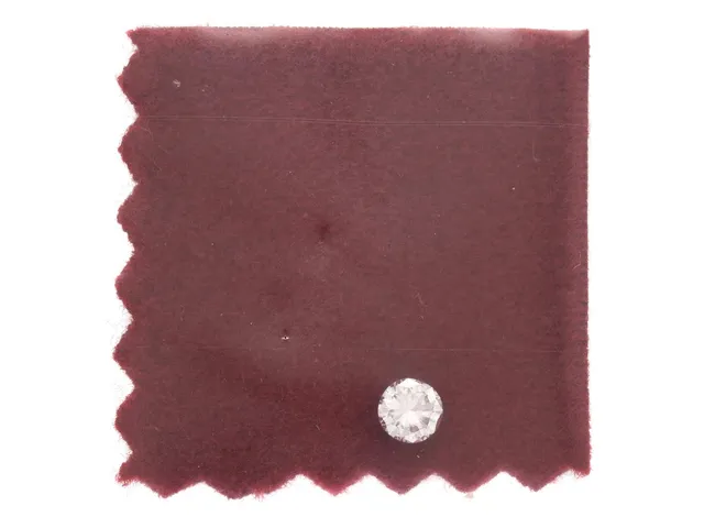 DIAMANT, briljantslipad, 0,43 ct, River(E)/IF, Diamexpertise certifikat 7252 från 1976, förseglad i plastficka, nagg på vid kuletten.