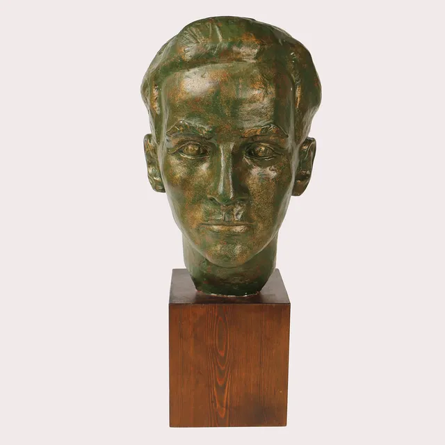 SIGGE BERGGREN. (1911-1968). Grönpatinerad gips, porträtt av Nils Erik Balcke (1929-2026), signerad.