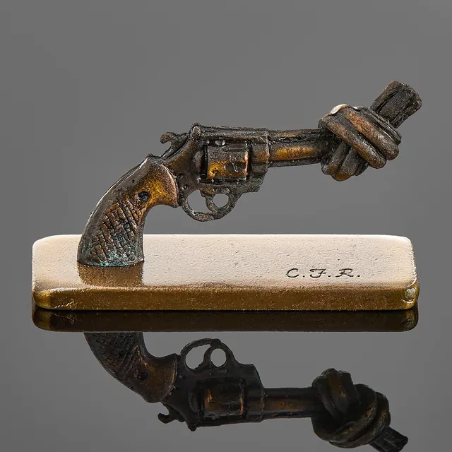 CARL FREDRIK REUTERSWÄRD. "Non-Violence", monogramsignerad, skulptur, The UN PEACE SYMBOL, för United Nations (UN).