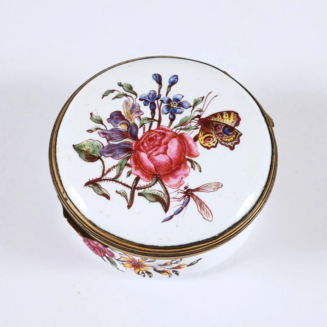 A STAFFORDSHIRE ENAMEL SNUFF BOX. — Other metals — Lawrences Auctioneers