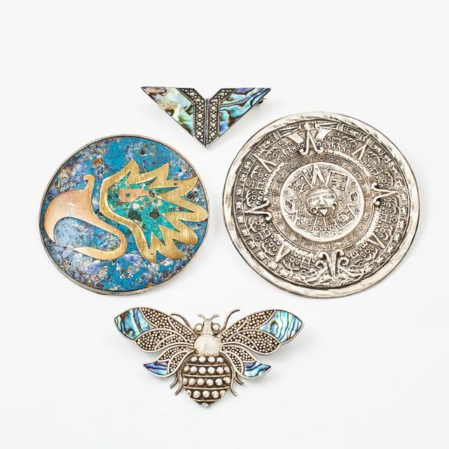 BROSCHER/HÄNGEN, 2 st., Aztekkalender resp. motiv av örnhuvud, BROSCHER, 2 st., i form av ett bi samt stiliserad fjäril, dekor av abalonesnäcka, granulater och markasiter, sterlingsilver, Mexico, 1900-talets andra hälft.
