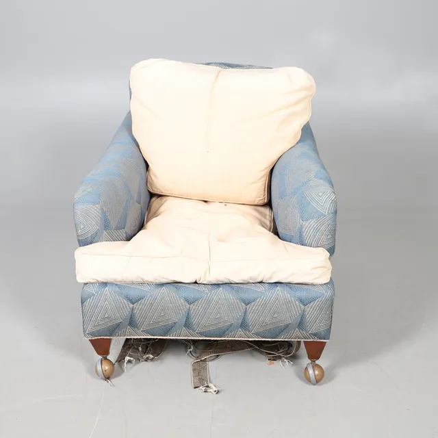 A LATE 19TH/EARLY 20TH CENTURY MAHOGANY LOW SEAT ARMCHAIR.