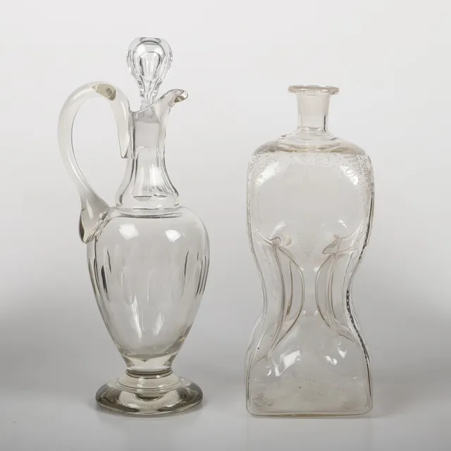KARAFFER, 2 stycken, glas med etsad och slipad dekor, 1800/1900-tal.