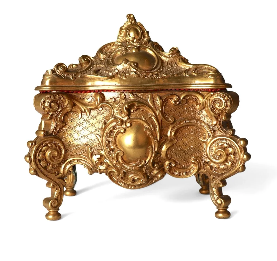 Joyero de estilo neo-rococó en latón dorado, del siglo XX. — Miscellaneous — Barcelona Auctions