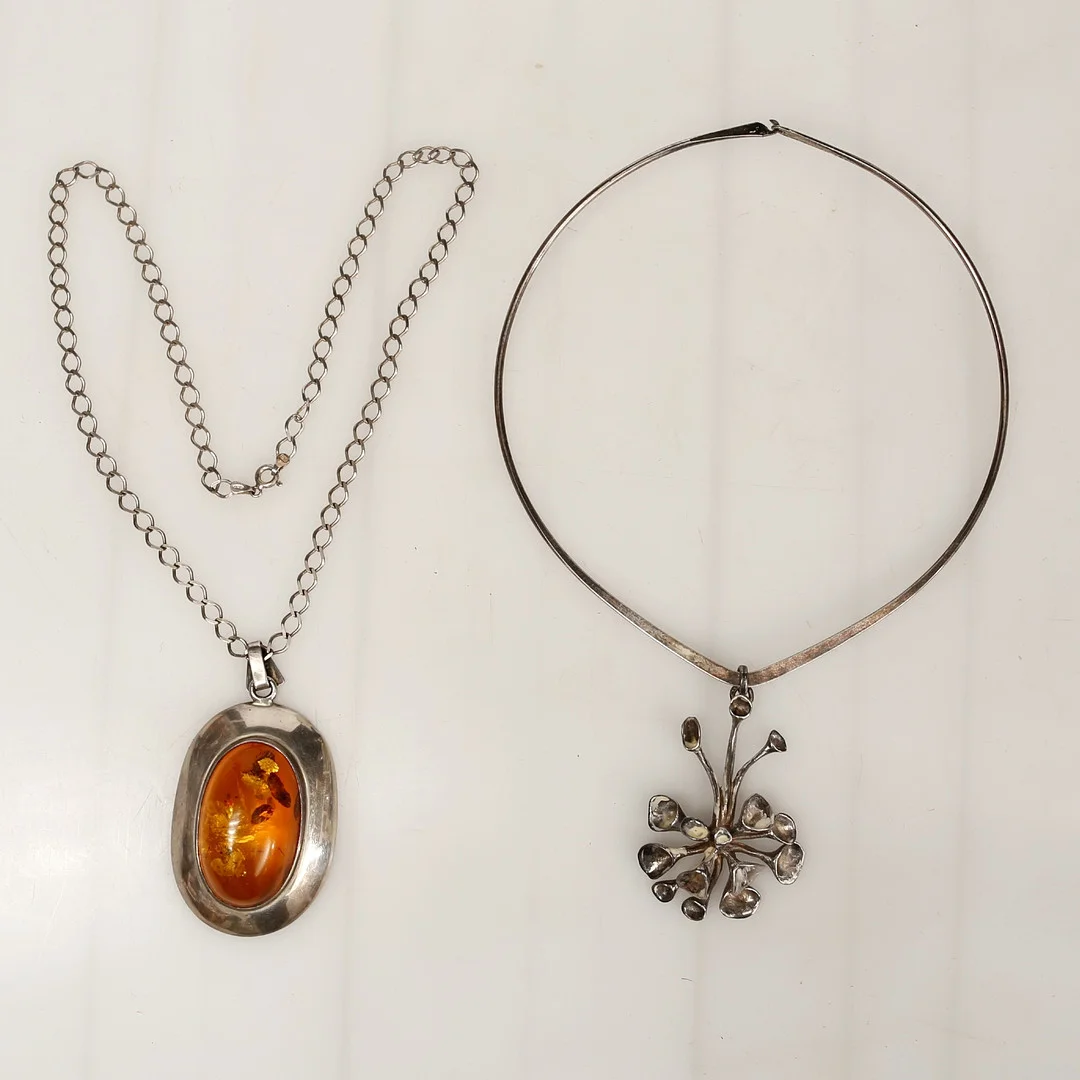 HALSRING MED HÄNGE silver, Finland samt HALSKEDJA MED BÄRNSTENSBERLOCK, silver. — Necklace — Limhamns Auktionsbyrå