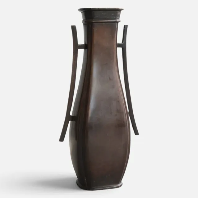 Japansk vase af bronze, med to hanke, usigneret. 20. århundrede.