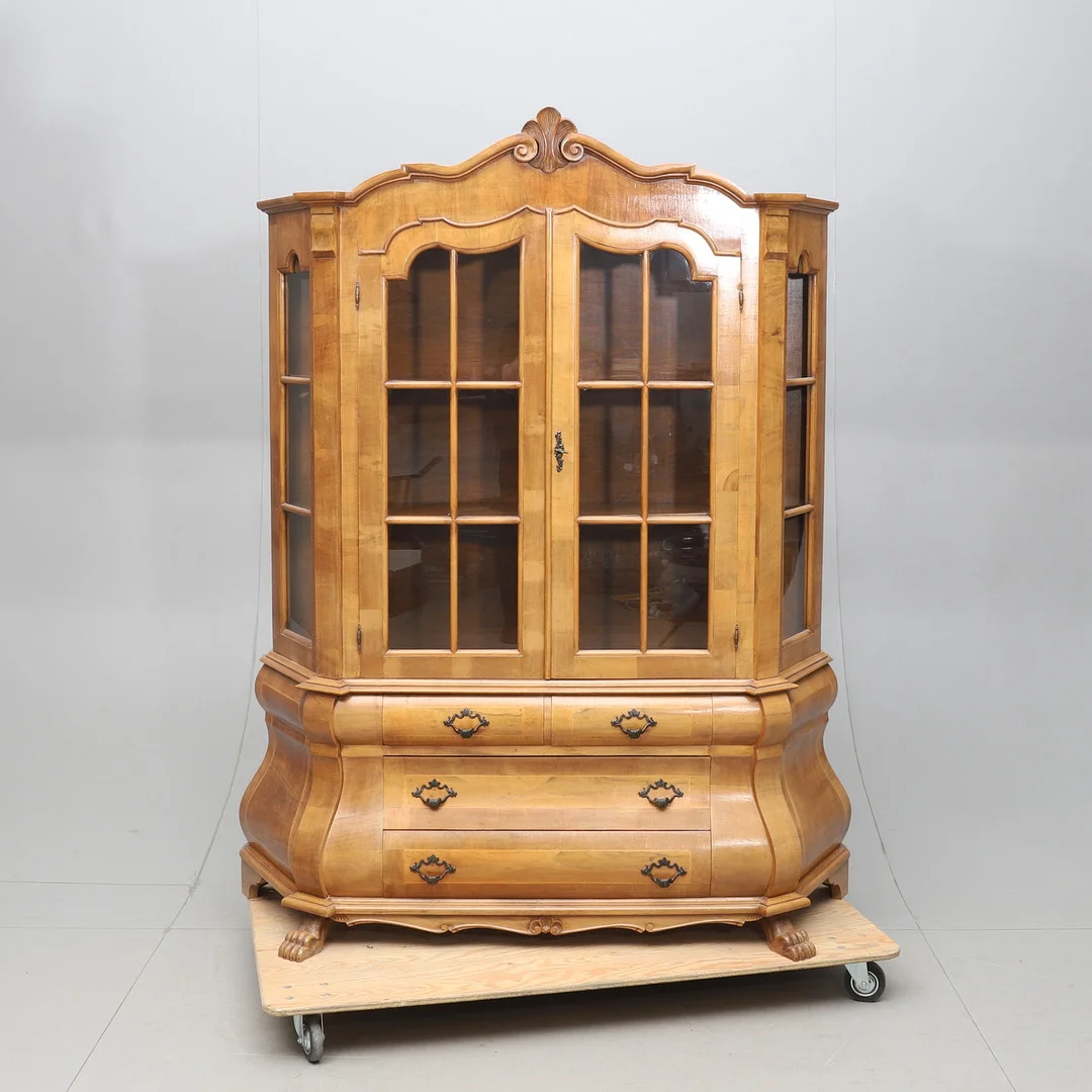 VITRINSKÅP, barockstil, 1900-talets andra hälft. — Cupboards, Cabinets & Shelves — Gomér & Andersson Norrköping
