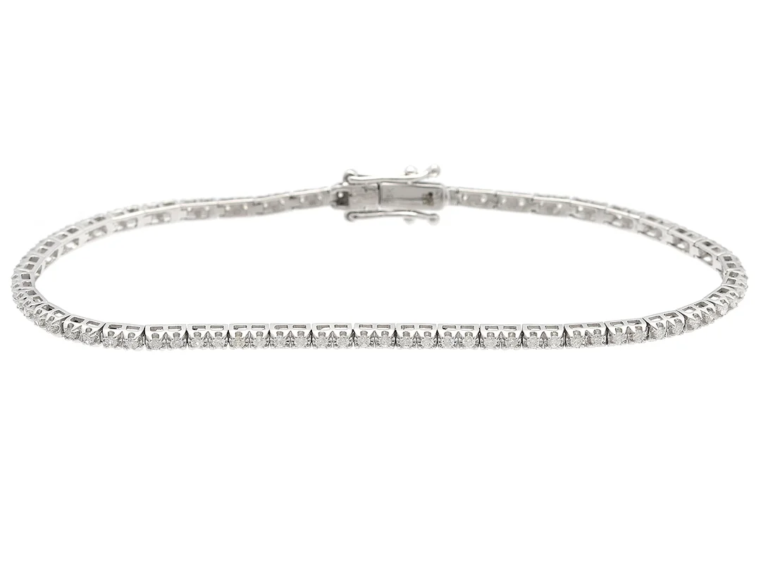 TENNISARMBAND, 18K vitguld, briljantslipade diamanter ca 0,76 ctv, ca TW-Cr/P, längd 17,5 cm, vikt 6,2 g. — Smycken/Armband — Kaplans