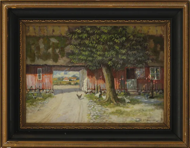 CARL MÅNSSON. Gårdsvy med höns, olja på pannå, signerad.