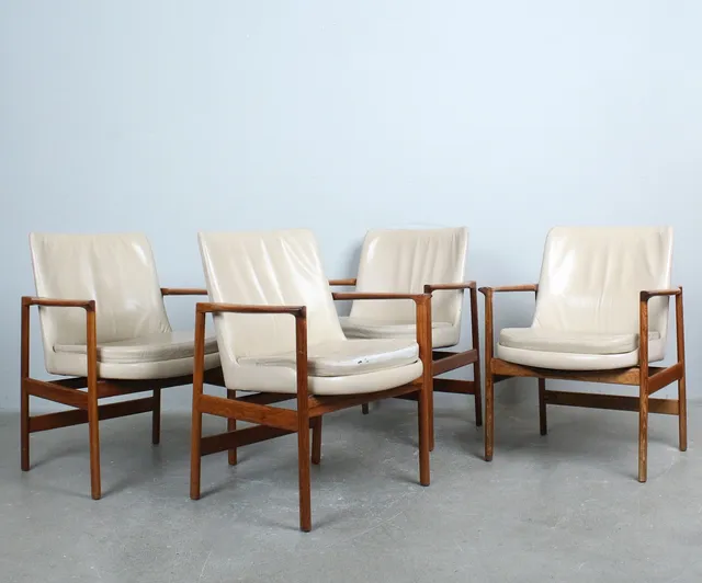IB KOFOD LARSEN. Sitform Line / Fröscher KG, Vier Armlehnsessel, Eiche, Leder , 1960, Dänemark.