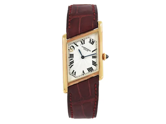 CARTIER, Tank, Macau - 1999, "Asymmetric", Cal 9P2, Verk nr. 9407157, Boett nr. 2488, unisex, 23 x 26 (34) mm, 18K guld, manuell, safirglas, glasbaksida, läderband, viklås i 18K guld, ca 1999, box (skadad), ytterkartong. Limiterad och numrerad (Nr. 74/99).