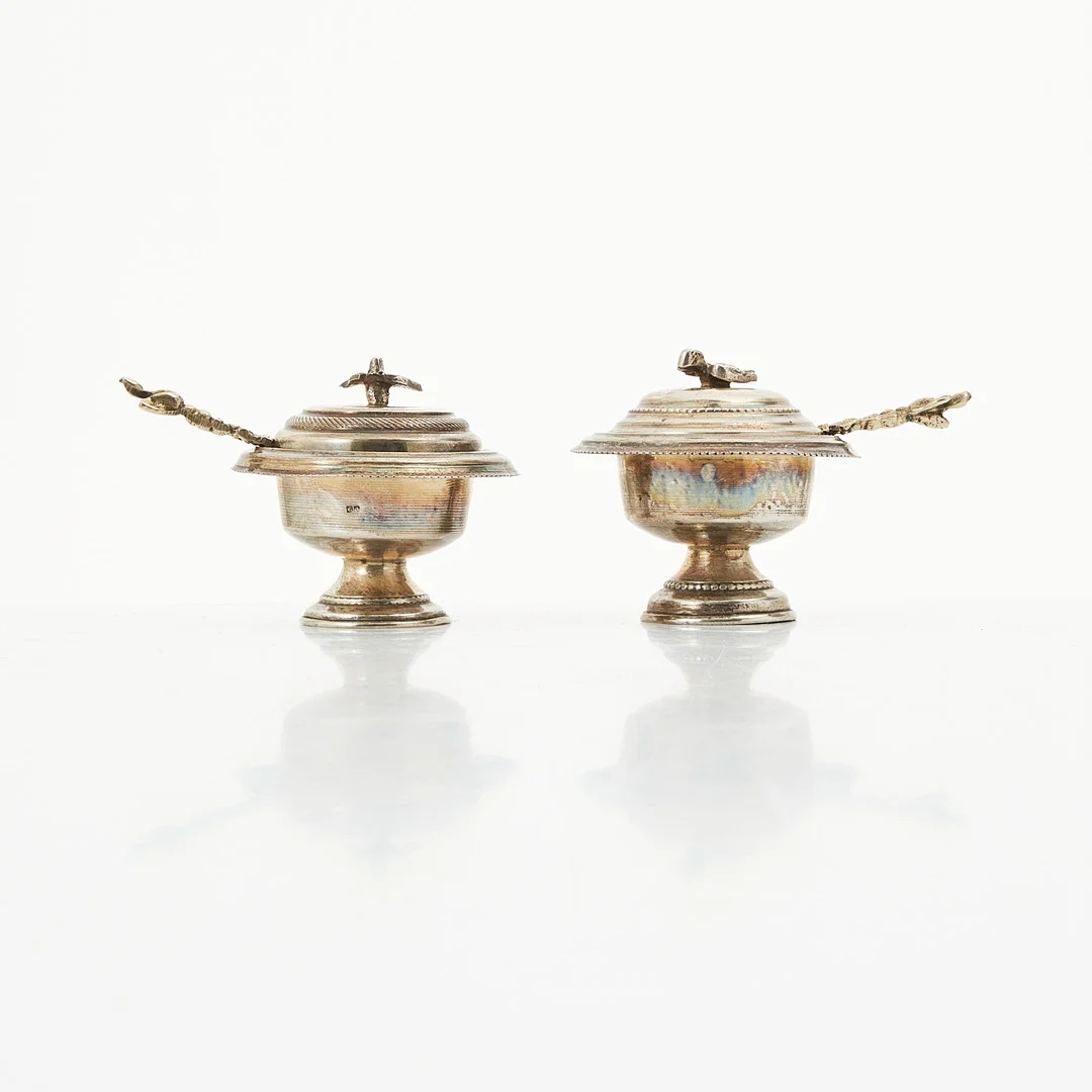 SALTKAR, ett par snarlika, silver, Egypten 1900-talets förra hälft. — Silver — Stockholms Auktionsverk Magasin 5