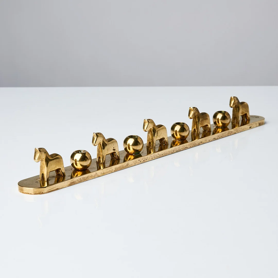 LOTTA HORN. "Nocturnus", adventsljusstake, Reijmyre, mässing, dekor av hästar, botten med inpressade stämplar. — Candlesticks — Stockholms Auktionsverk Sickla