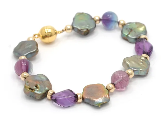 ARMBAND, pärlemorplattor, fluoriter, ametister, förgyllda kulor, längd 22 cm, magnetlås.