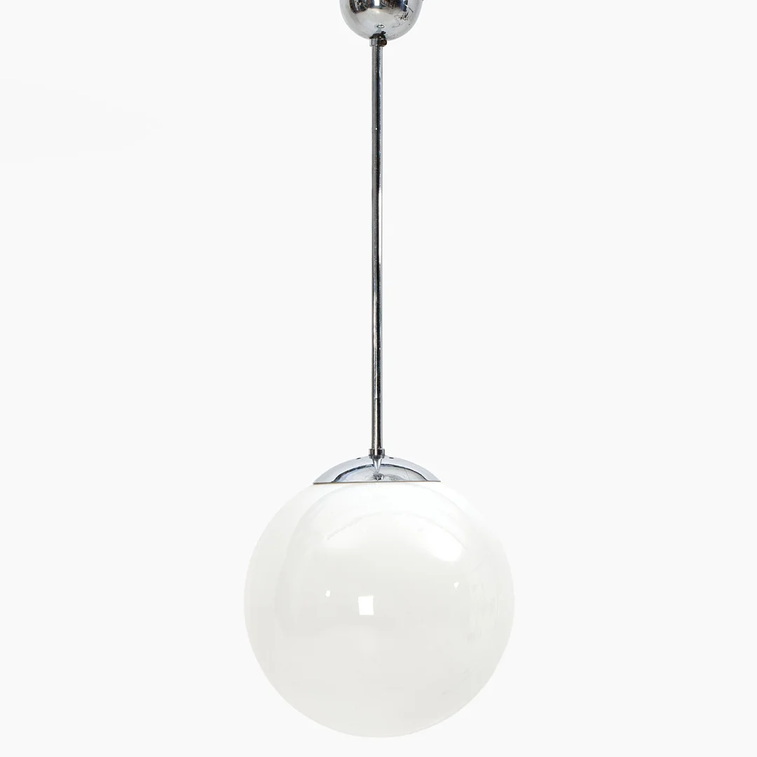 TAKPENDEL, 1930/40-tal. Funkis. Förnicklat upphäng med klotformad kupa i vitt opalglas. — Ceiling lights — Crafoord Auktioner Stockholm