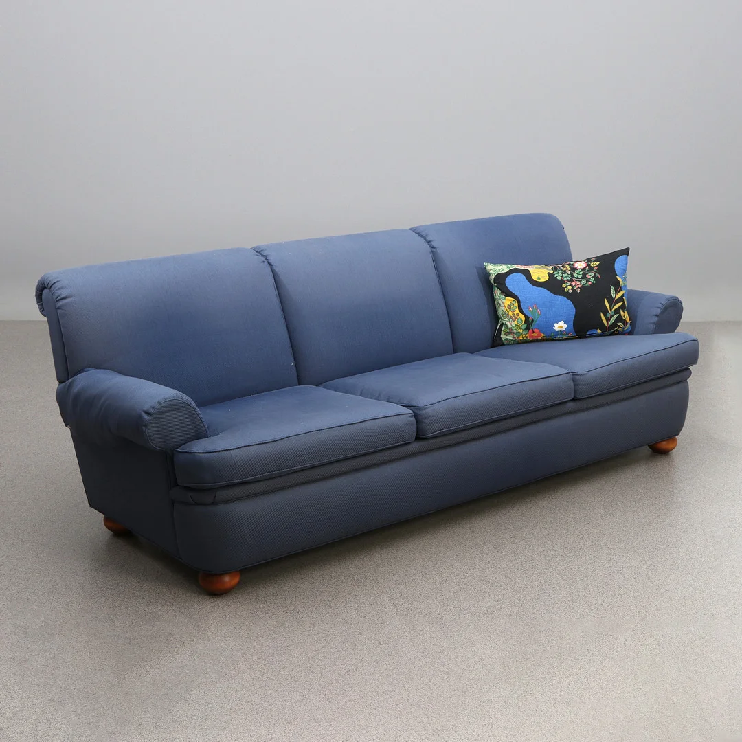 ARNE NORELL. SOFFA. Textilklädsel. "Dover". Etikettmärkt. — Sofas & Seatings — Skånes Auktionsverk