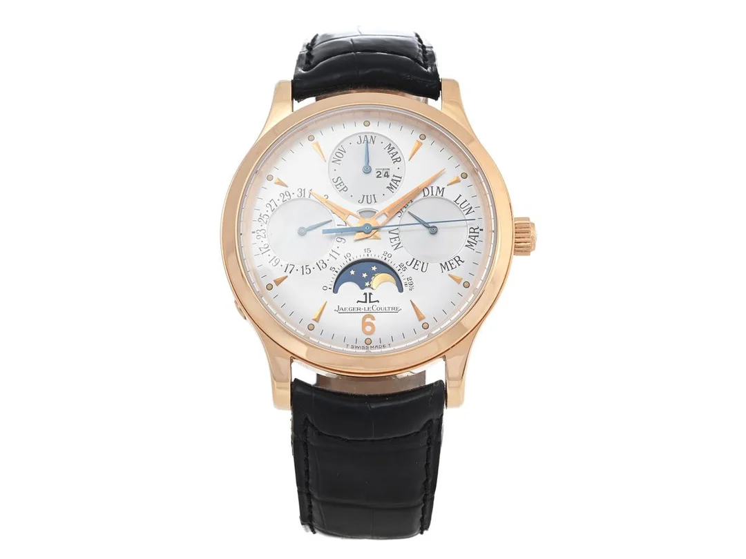JAEGER-LE COULTRE, Master Perpetual (T Swiss Made T), Cal 889/440/2, Verk nr. 2789309, Serie nr. 0427, Ref nr. 140.240.802B (A), Boett nr. 140.2.80, herrur, 37 mm, 18K guld, automatisk, safirglas, dag (franska), datum, månad, år (inklusive skottår fram till år 2100), månfas, läderband, viklås i 18K guld, tillverkad 10/7 1997, serviceetui. — Klockor/Jaeger-Le Coultre — Kaplans