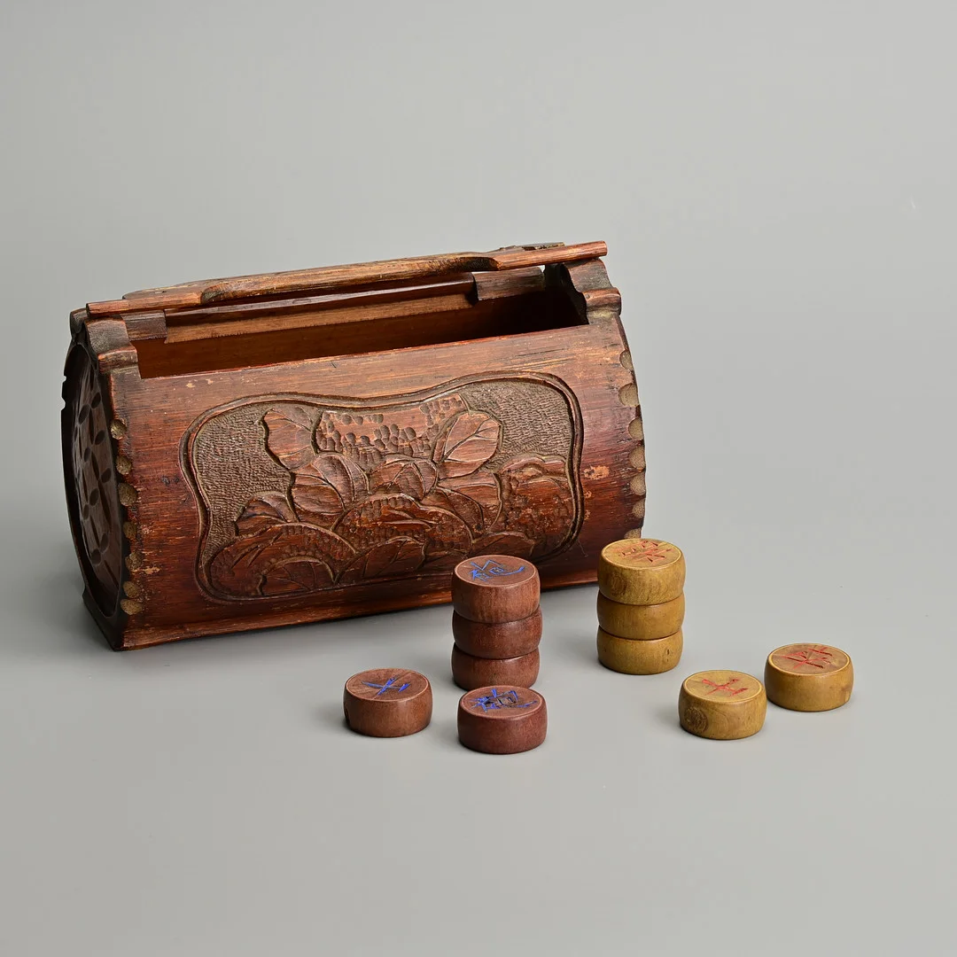 A CHINESE BAMBOO BOX WITH XIANGQI CHESS PIECES, 20TH CENTURY. — Wood — Ma San Auction