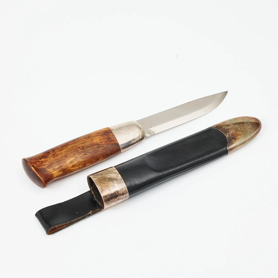 DAVID ANDERSEN. Kniv, "Peer Gynt Kniven", skaft av bonad björk, slida av läder och sterlingsilver, Norge. — Edged weapons — Stockholms Auktionsverk Magasin 5
