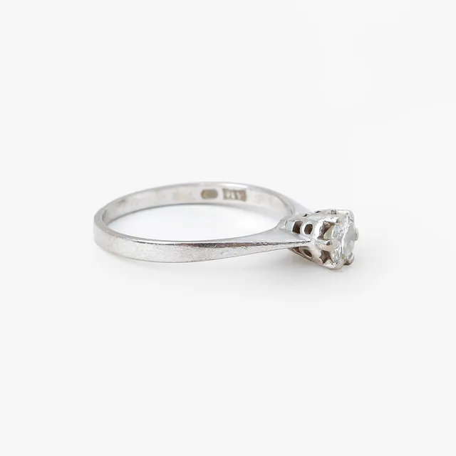 RING, 18k vitguld, briljantslipad diamant 0,32ct, vikt ca 2,1 gram.