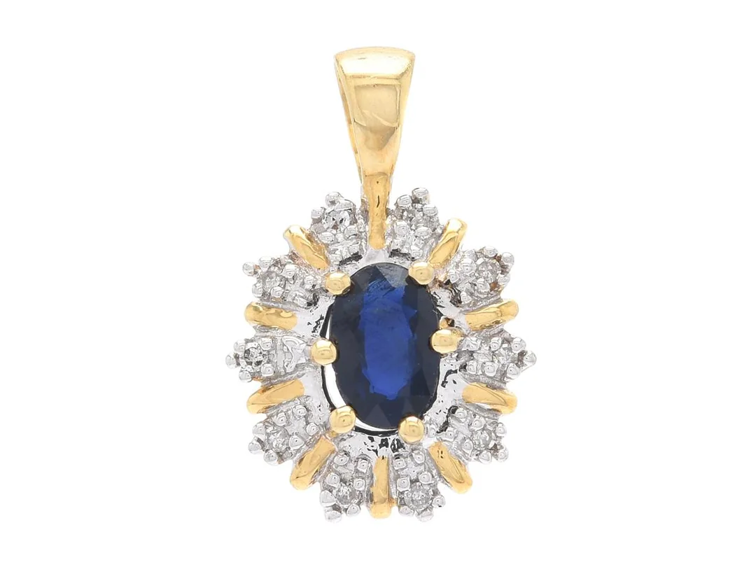 CARMOSÈHÄNGE, 18K guld, ovalslipad safir ca 0,40 ct, 10 åttkantslipade diamanter ca 0,05 ctv, ca W-Cr/P, höjd 17 mm, vikt 1,8 g, safiren och några diamanter har nagg. — Smycken/Hänge — Kaplans