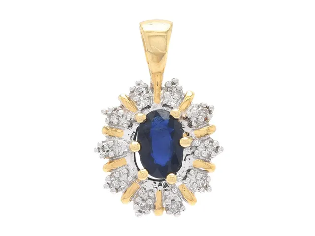 CARMOSÈHÄNGE, 18K guld, ovalslipad safir ca 0,40 ct, 10 åttkantslipade diamanter ca 0,05 ctv, ca W-Cr/P, höjd 17 mm, vikt 1,8 g, safiren och några diamanter har nagg.