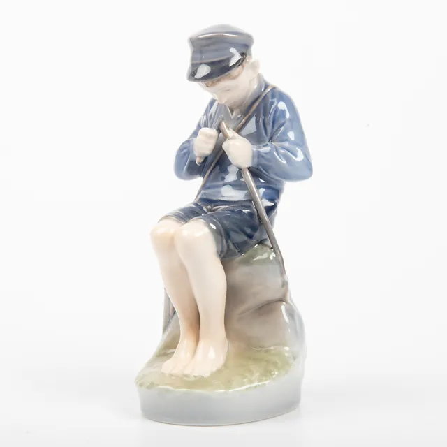 FIGURIN, porslin, täljande pojke, Royal Copenhagen.
