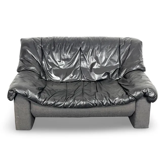 PIERRE CARDIN. Soffa, "Graphic", skinn/manchester, i samarbete med Mio, 1980-tal.