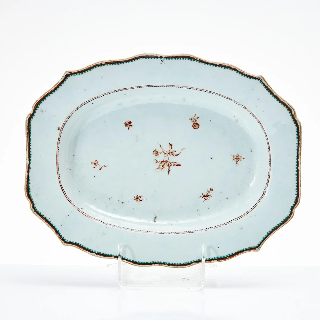 UPPLÄGGNINGSFAT, porslin, Kina, Qianlong (1736-1795). — Ceramics & Porcelain — Stockholms Auktionsverk Magasin 5