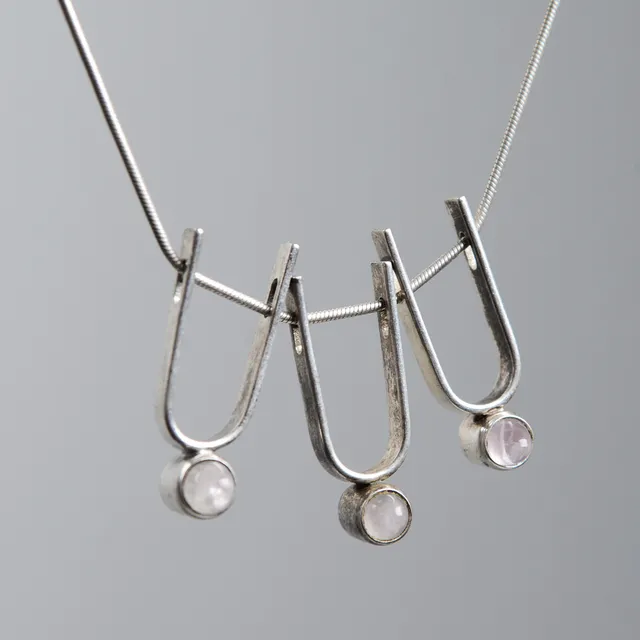 ELIS KAUPPI. Collier med 3 hängen, silver samt månsten, Kupittaan Kulta, Åbo, Finland, 1960.