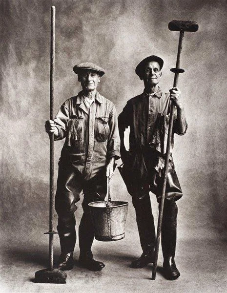 Irving Penn, "Lorry Washers, London 1950". — Bukowskis