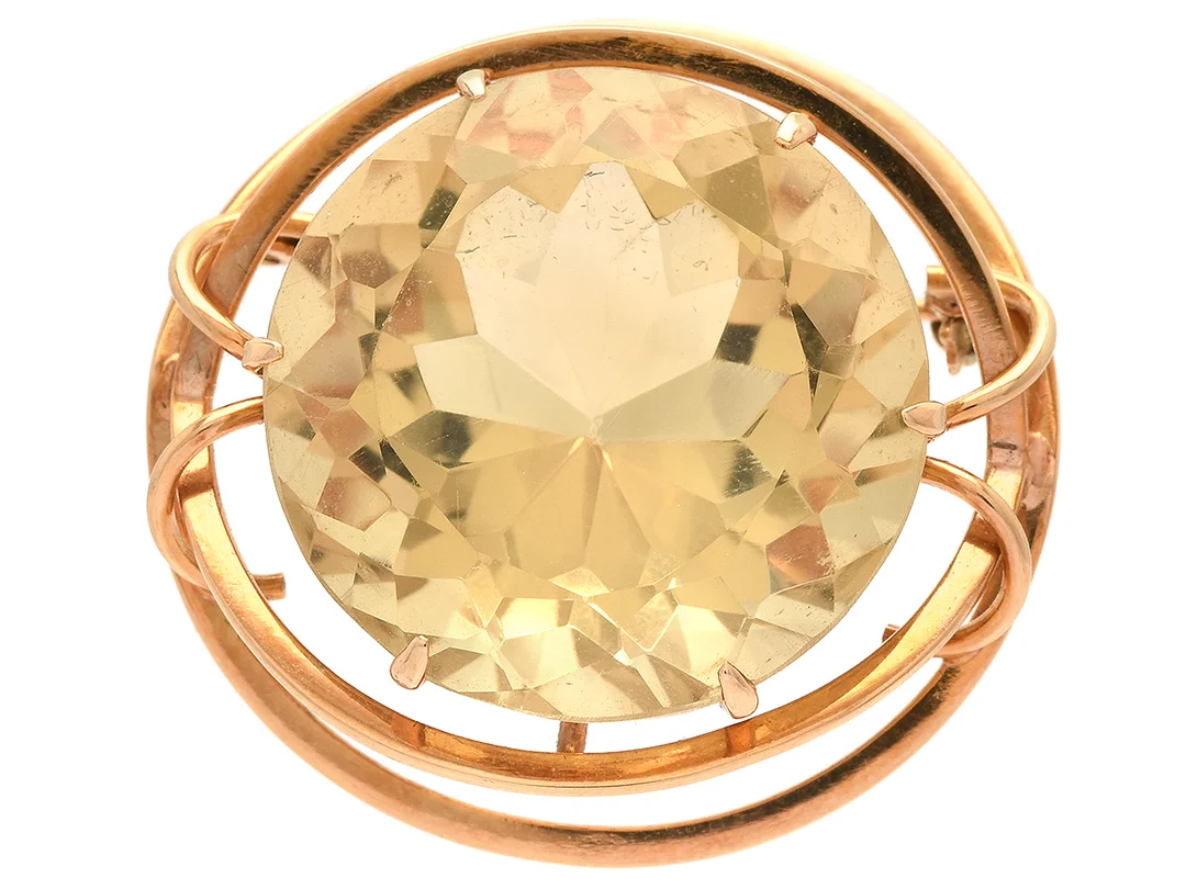 BROSCH, 18K guld, citrin ca 50,0 ct, vikt 16,5 g, litet nagg på kuletten. — Smycken/Brosch — Kaplans