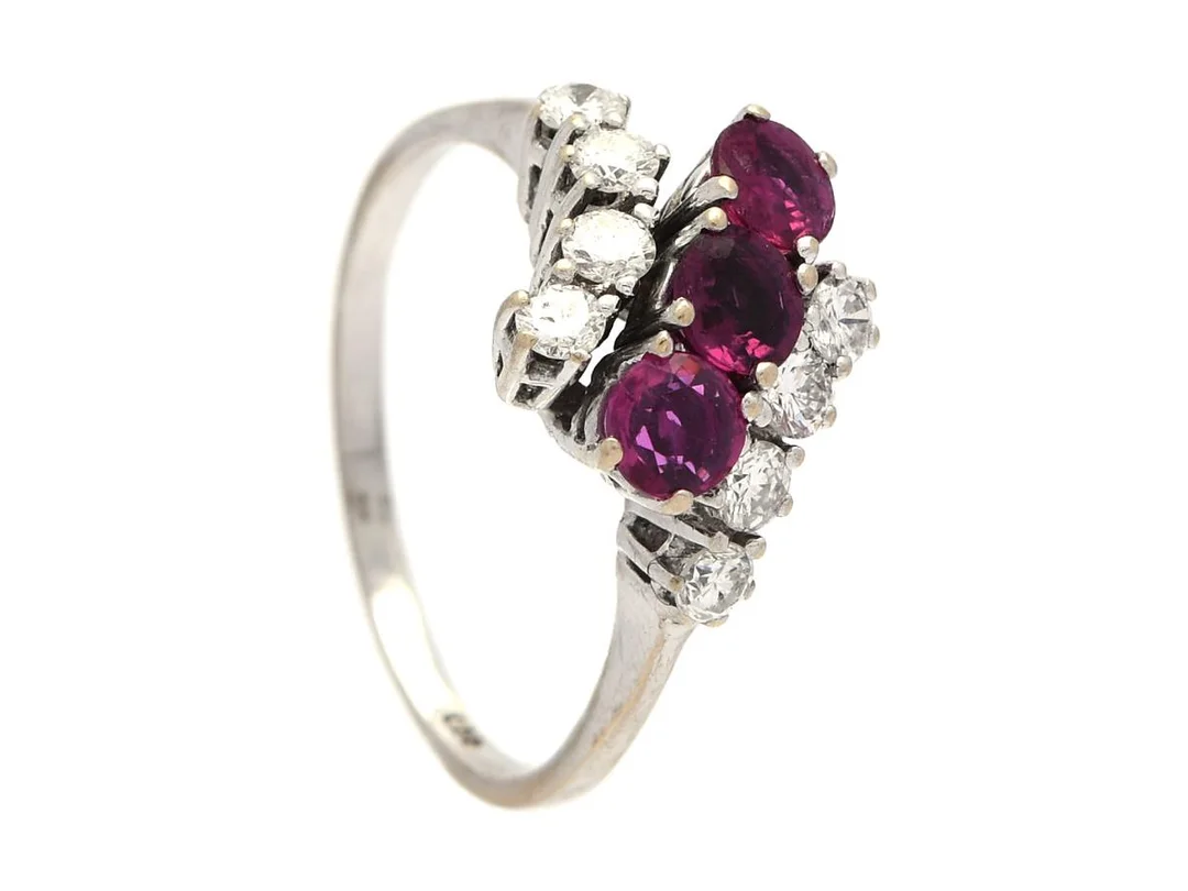 RING, 18K vitguld, rubiner, briljantslipade diamanter ca 0,40 ctv, ca TW-W/SI-P, stl 18,75 mm, vikt 3,4 g, slitna fattningar, diamanterna har nagg och skador. — Smycken/Ring — Kaplans