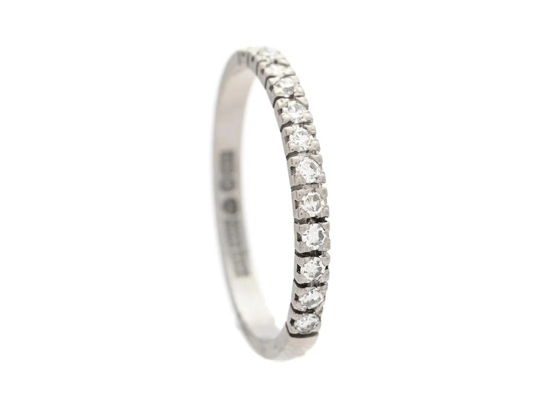 ALLIANSRING, 18K vitguld, 12 åttkantslipade diamanter ca 0,21 ctv, stl 17 mm, vikt 1,9 g. — Smycken/Alliansring — Kaplans