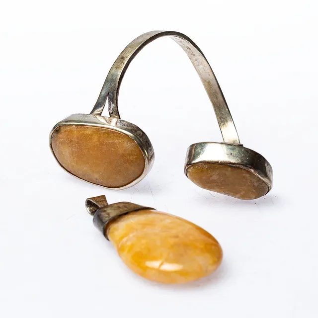 ARMBAND & HÄNGE, troligen bärnsten.