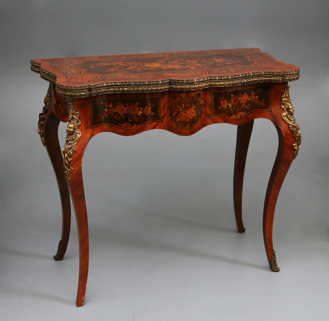 Napoleon III style game table with fine wood marquetry and brass applications, first half of the 20th Century. — Tables — Balclis