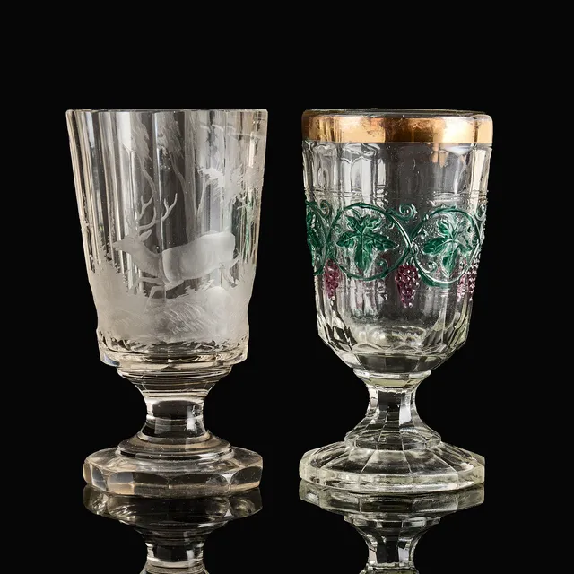 POKALGLAS, 2 st, ett med slipad dekor av jaktscen, ett i gjutet glas med dekor av vinrankor, 18/1900-tal.