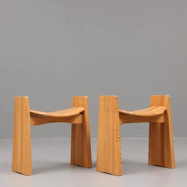 GILBERT MARKLUND. Pallar, 2 stycken Jonte, Furusnickarn AB.