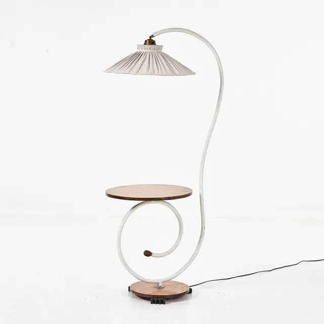 GOLVLAMPA, 1940-tal, svanhalsstång med bordsskiva, monterad på fotplatta med skurna fötter.