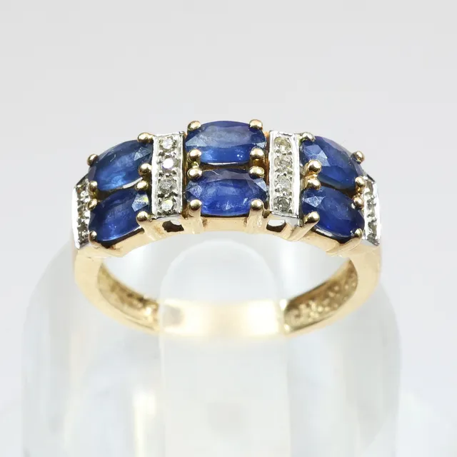 A YELLOW METAL SAPPHIRE AND DIAMOND RING, TESTED AS 14CT. GOLD, 3.63 GRAMS.