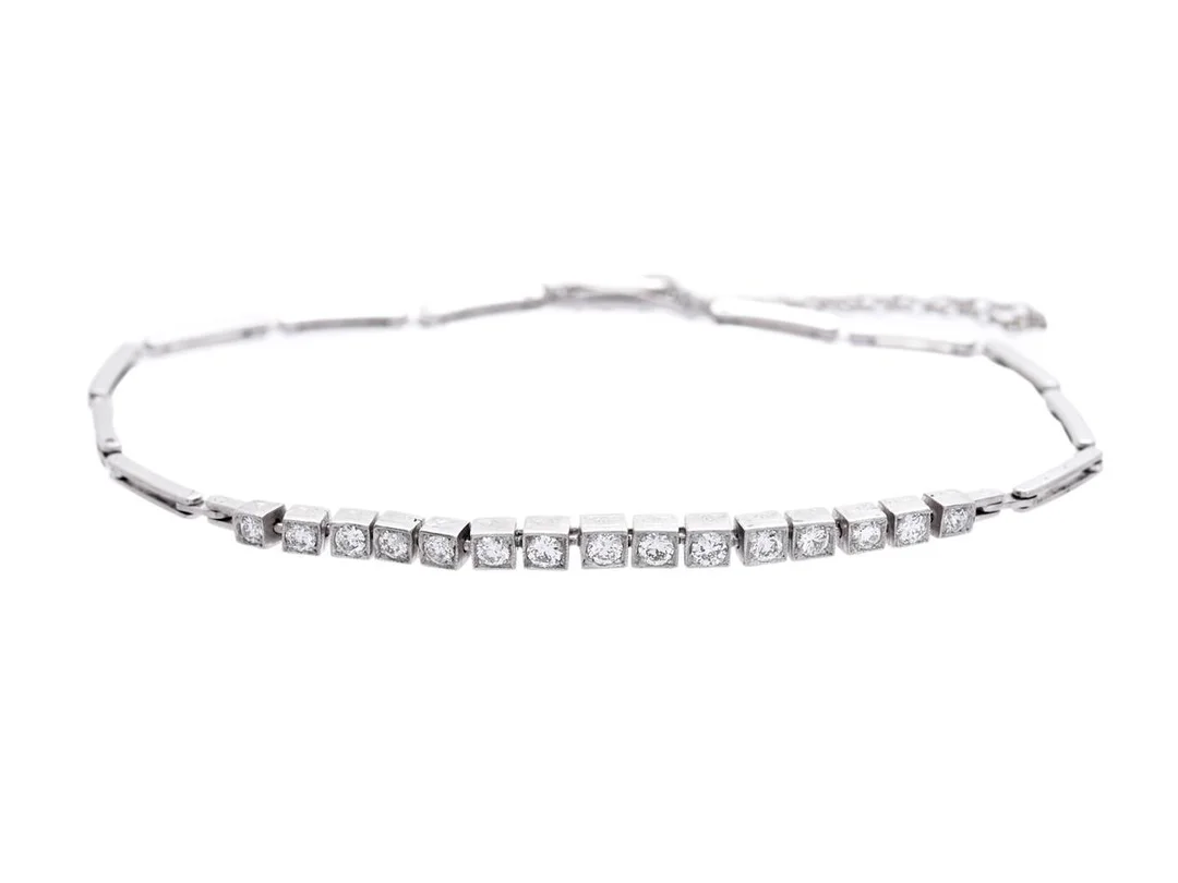ARMBAND, 18K vitguld, 15 briljantslipade diamanter ca 0,52 ctv, ca TW/VS, Petterssons Juvelerar Ab, Stockholm 1941, längd ca 18,5 cm, säkerhetskedja vid lås, vikt 7,4 g, enstaka diamant med kulettfasett. — Smycken/Armband — Kaplans
