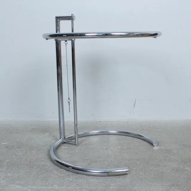 EILEEN GRAY. Eileen Gray, ClassiCon, Beistelltisch, Modell 'E 1027', Glas, Chrom, Entwurf 1927.