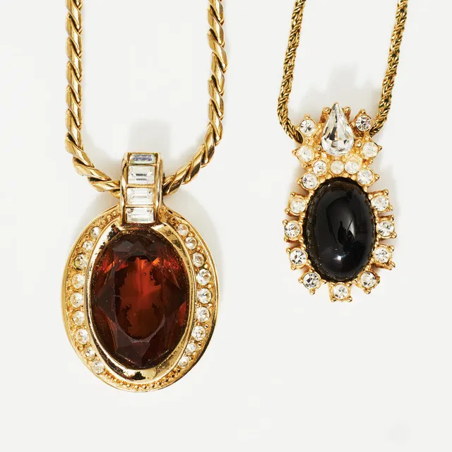 CHRISTIAN DIOR, halsband, 2 st, oädel metall, fasettslipade pastestenar, 1970-tal, märkt Chr Dior Germany.