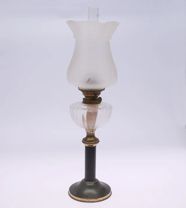 FOTOGENLAMPA, bordsmodell med jugendskärm, 1900-tal.
