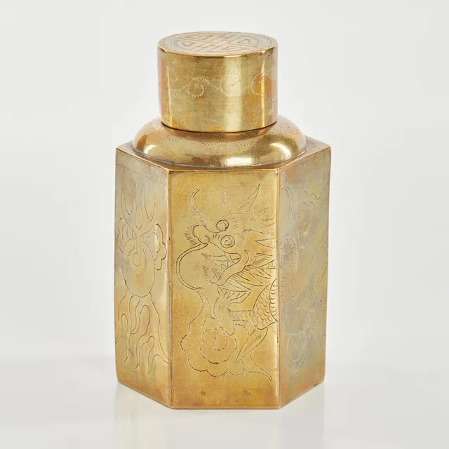 TEDOSA, mässing, Kina, omkring år 1900, hexagonal form, graverad dekor av femkload drake jagandes den brinnande pärlan.